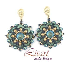 Può includere: Un paio di orecchini fatti a mano con un design floreale. Gli orecchini presentano un cristallo blu centrale circondato da perline dorate e verde acqua. La parte superiore degli orecchini ha un design a conchiglia dorata. Gli orecchini sono etichettati "Lisart Jewelry Designer."