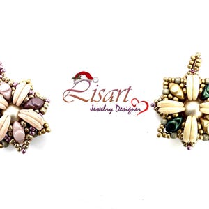 Può includere: Due ciondoli a forma di fiore perlato, uno con perline rosa e marroni e l'altro con perline verdi e dorate. Entrambi i ciondoli presentano una perla bianca al centro.