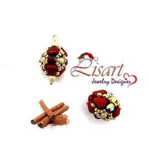 Può includere: Due ornamenti natalizi rossi e dorati con un bastoncino di cannella e cannella macinata sullo sfondo. Gli ornamenti sono realizzati con perline e hanno una finitura scintillante. Il testo "Lisart Jewelry Designer" è visibile nell'immagine.