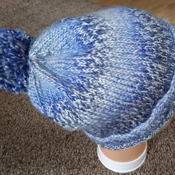 Bonnet femme nuances de bleu et son pompon assorti