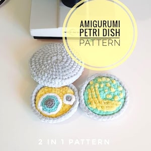 Może przedstawiać: Szydełkowany zestaw szalek Petriego amigurumi z szarą pokrywką i dwiema okrągłymi podstawami z teksturowanymi detalami z żółtej, niebieskiej i zielonej włóczki. Tekst głosi AMIGURUMI PETRI DISH PATTERN oraz 2 IN 1 PATTERN US ENGLISH PDF.