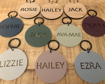 Etiqueta redonda personalizada com nome, chaveiro de madeira ou acrílico, etiqueta para mochila escolar, lembrancinhas para a turma.