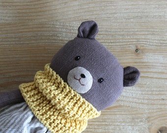 Olmo de beer. Stoffen berenpop met gestreepte broek en sjaal. Handgemaakte bijlagepop. Babycadeau. Linnen lappenpop