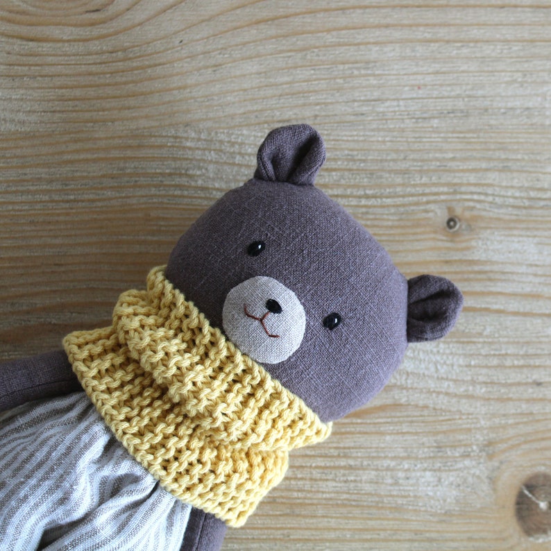 Olmo der Bär. Stoffbärenpuppe mit gestreifter Hose und Schal. Handgefertigte Anhängepuppe. Baby-Geschenk. Stoffpuppe aus Leinen Bild 1