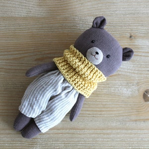 Olmo der Bär. Stoffbärenpuppe mit gestreifter Hose und Schal. Handgefertigte Anhängepuppe. Baby-Geschenk. Stoffpuppe aus Leinen Bild 4