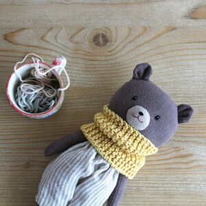 Olmo der Bär. Stoffbärenpuppe mit gestreifter Hose und Schal. Handgefertigte Anhängepuppe. Baby-Geschenk. Stoffpuppe aus Leinen Bild 8