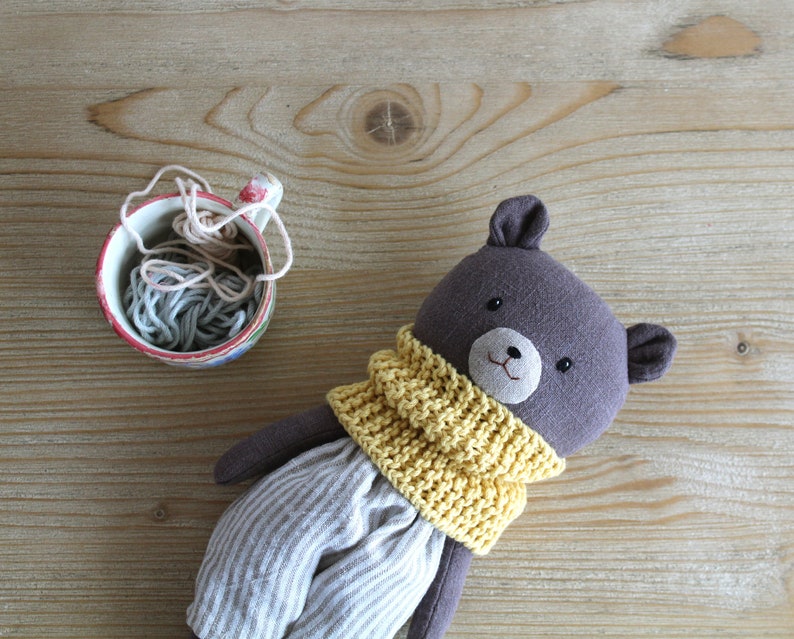 Olmo der Bär. Stoffbärenpuppe mit gestreifter Hose und Schal. Handgefertigte Anhängepuppe. Baby-Geschenk. Stoffpuppe aus Leinen Bild 8