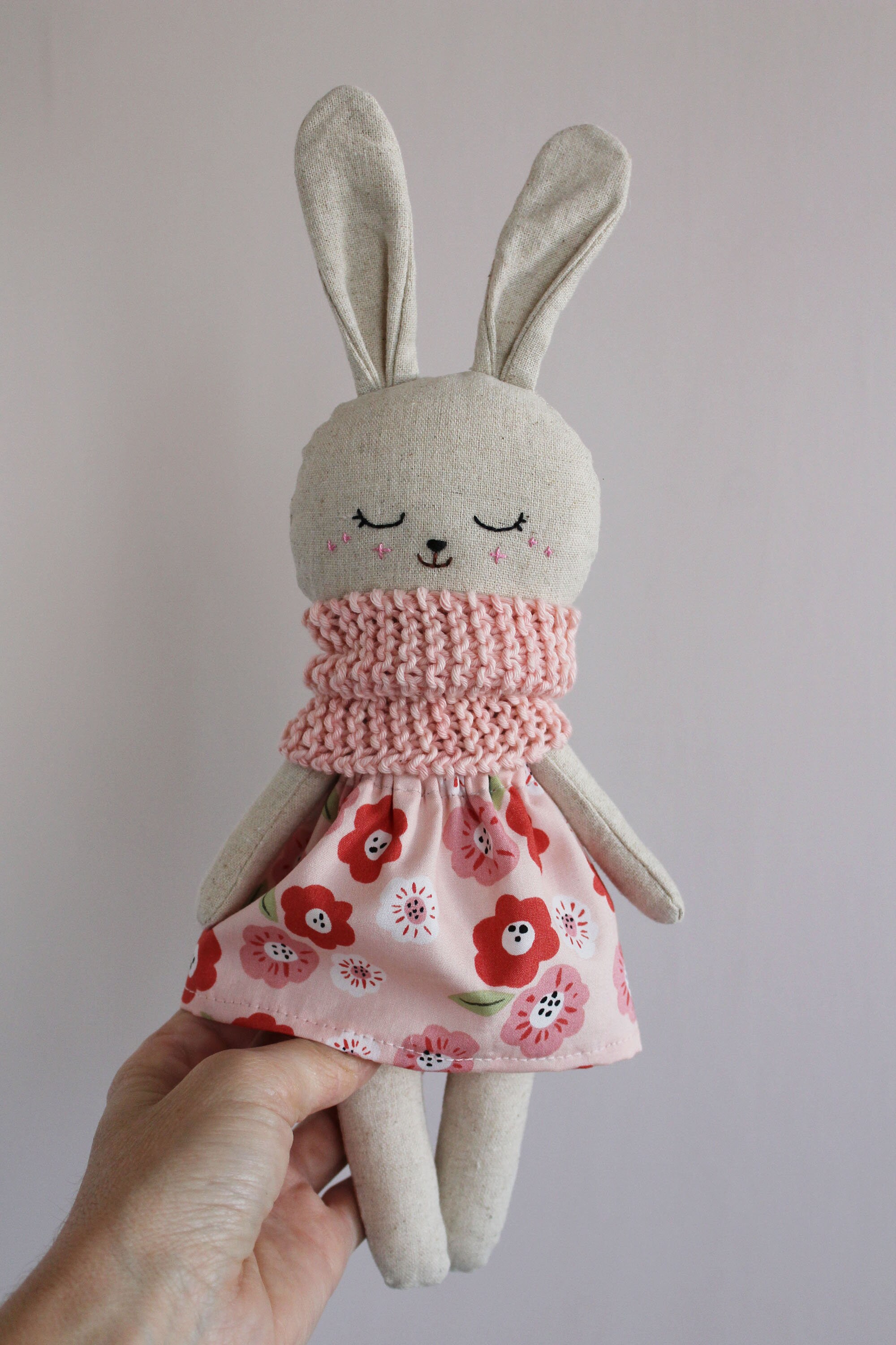 Poupée lapin rose en coton et lin biologique. Poupée avec robe rose et  foulard. Poupée de chiffon. Jouet écologique. Cadeau pour bébés -   France