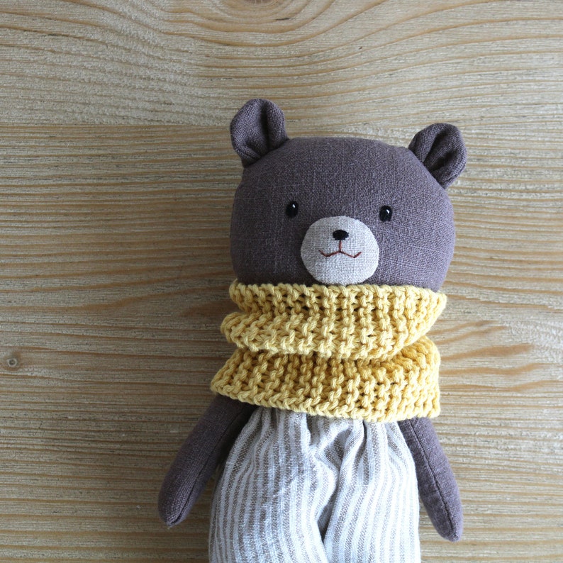 Olmo der Bär. Stoffbärenpuppe mit gestreifter Hose und Schal. Handgefertigte Anhängepuppe. Baby-Geschenk. Stoffpuppe aus Leinen Bild 5