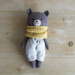 Olmo der Bär. Stoffbärenpuppe mit gestreifter Hose und Schal. Handgefertigte Anhängepuppe. Baby-Geschenk. Stoffpuppe aus Leinen Bild 2