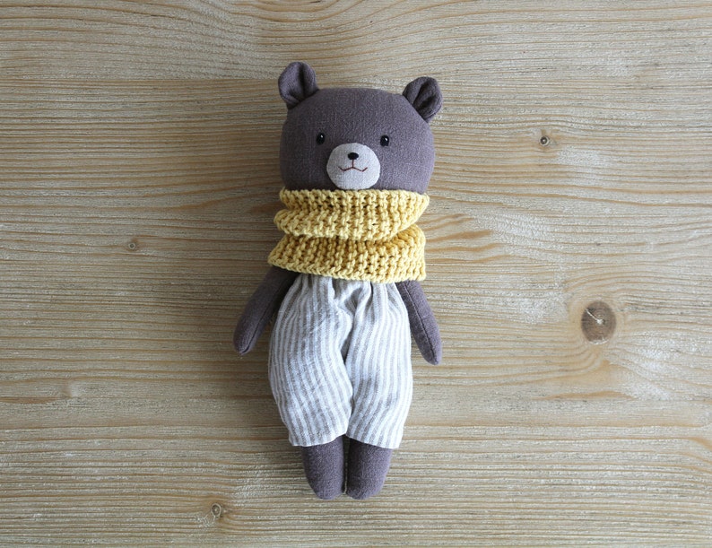 Olmo de beer. Stoffen berenpop met gestreepte broek en sjaal. Handgemaakte bijlagepop. Babycadeau. Linnen lappenpop afbeelding 2