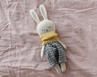 Biologisch katoen en linnen konijnenpop. Pop met mousseline broek en gele sjaal. Ecologisch speelgoed. Cadeau voor baby's