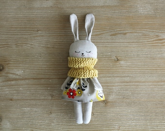 Poupée lapin avec robe grise et écharpe jaune. Poupée lapin en tissu bio. Poupée de chiffon. Jouet écologique en lin et coton