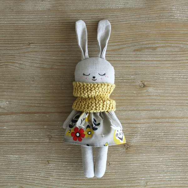 Muñeca conejita con vestido gris y bufanda amarilla. Muñeco conejo de tela orgánica. Muñeca de trapo. Juguete ecológico de lino y algodón