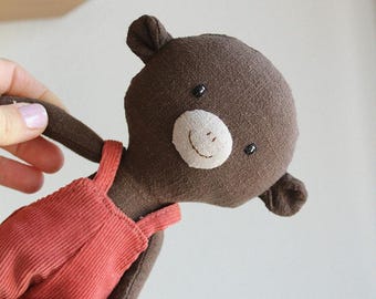 Petit singe en peluche avec salopette en velours côtelé. Peluche singe en lin. Petite poupée de chiffon. Peluche réconfortante pour dormir. Cadeau de naissance.