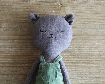 Grijze kattenpop met groene corduroy overall. Linnen lappenpop. Bijlage pop. Babycadeau. Klein katje van ecologische stof.