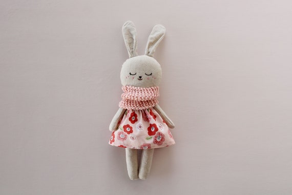 Poupée lapin rose en coton et lin biologique. Poupée avec robe rose et  foulard. Poupée de chiffon. Jouet écologique. Cadeau pour bébés -   France