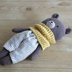 Olmo de beer. Stoffen berenpop met gestreepte broek en sjaal. Handgemaakte bijlagepop. Babycadeau. Linnen lappenpop afbeelding 7