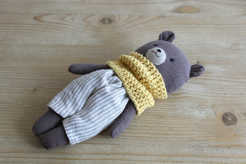 Olmo der Bär. Stoffbärenpuppe mit gestreifter Hose und Schal. Handgefertigte Anhängepuppe. Baby-Geschenk. Stoffpuppe aus Leinen Bild 7