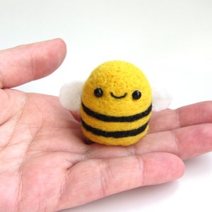 Kleine süße Kawaii Biene, Nadel gefilzte Hummel. Gefilztes Spielzeug. Figuren Skulptur Tiere
