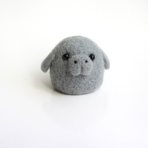 Kleine niedliche Kawaii Seekuh, nadelgefilzte Seekuh. Gefilztes Spielzeug. Figuren Skulptur Tiere