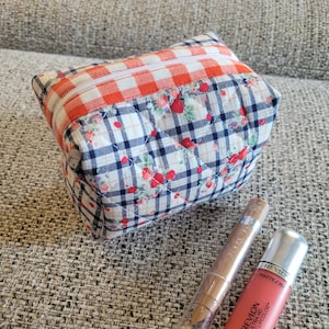 Small boxy zipper pouch - Strawberries