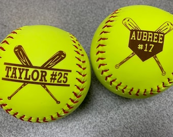Gepersonaliseerde softbal met naam en nummer – gepersonaliseerd aandenken voor speler, coach of seniorenavond – softbal met gepersonaliseerde display