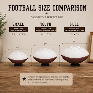 Puede incluir: Una tabla comparativa de tama&ntilde;os de balones de f&uacute;tbol americano con tres balones blancos y marrones sobre soportes negros. Las etiquetas indican Small 8.5 pulgadas por 4.75 pulgadas, Youth 10 pulgadas por 6 pulgadas y Full 11 por 7 pulgadas.