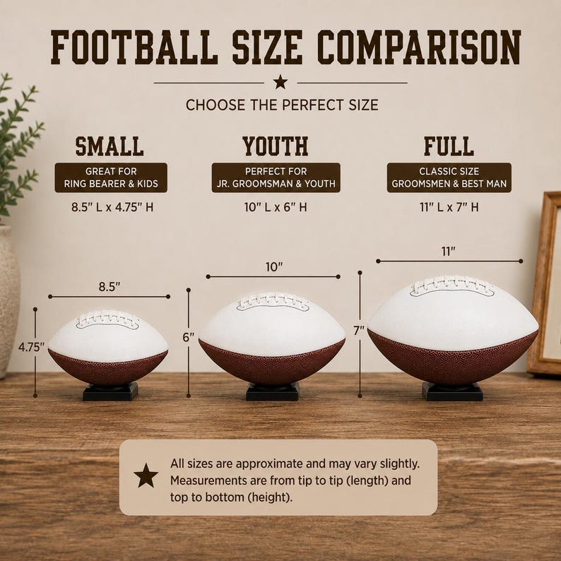 Puede incluir: Una tabla comparativa de tama&ntilde;os de balones de f&uacute;tbol americano con tres balones blancos y marrones sobre soportes negros. Las etiquetas indican Small 8.5 pulgadas por 4.75 pulgadas, Youth 10 pulgadas por 6 pulgadas y Full 11 por 7 pulgadas.