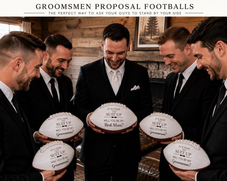 Puede incluir: Balones de f&uacute;tbol americano blancos con texto negro que dice IT'S TIME TO SUIT UP WILL YOU BE MY GROOMSMAN? o WILL YOU BE MY BEST MAN? Los balones tienen un peque&ntilde;o gr&aacute;fico de pajarita negra y son sostenidos por personas con trajes negros.