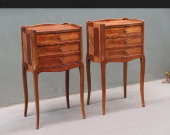 Ett par sängbord i Louis XV-stil