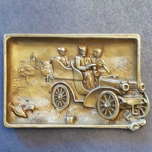Cendrier en bronze vintage à décor de voiture ancienne