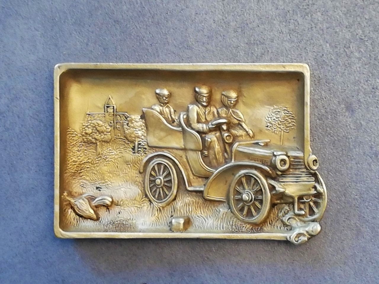 Cendrier en Bronze Vintage à Décor de Voiture Ancienne