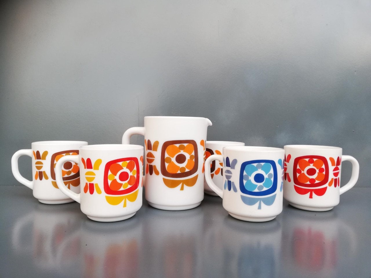 Ensemble de 5 Grandes Tasses et Leur Pichet Mobil Vintage