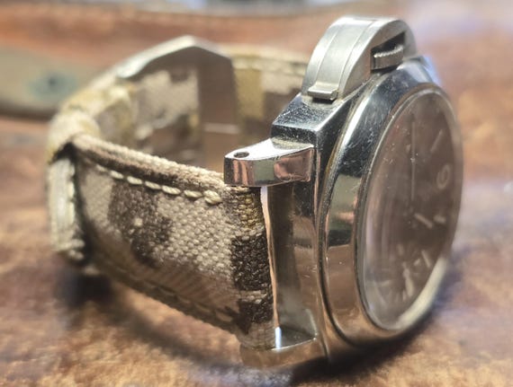 Correa acolchada de lona con estampado de camuflaje digital del desierto, hecha a medida para Panerai.