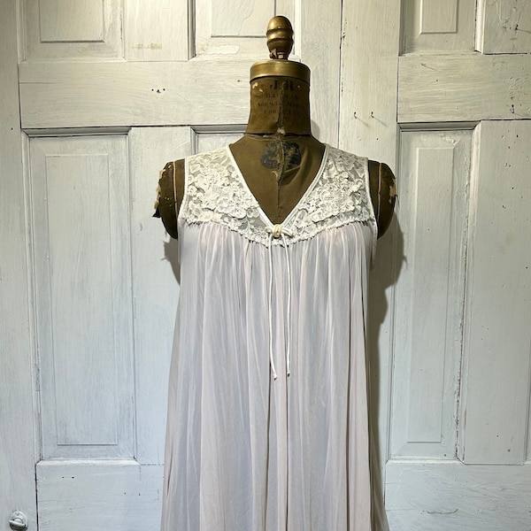 Vintage Miss Elaine Nylon 1960s pink nightgown lace