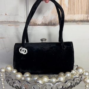 Bolso de mano vintage de terciopelo negro de la década de 1950 con asa superior de plata esterlina
