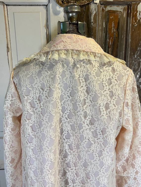 Vintage pink and ecru lace dressing robe, house c… - image 7