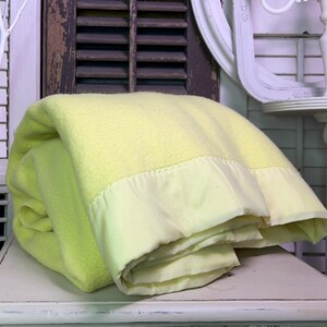 Vintage Lemon Drop Acrylic Blanket: Plush Yellow Satin Trim Throw