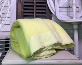 Vintage Lemon Drop Acrylic Blanket: Plush Yellow Satin Trim Throw