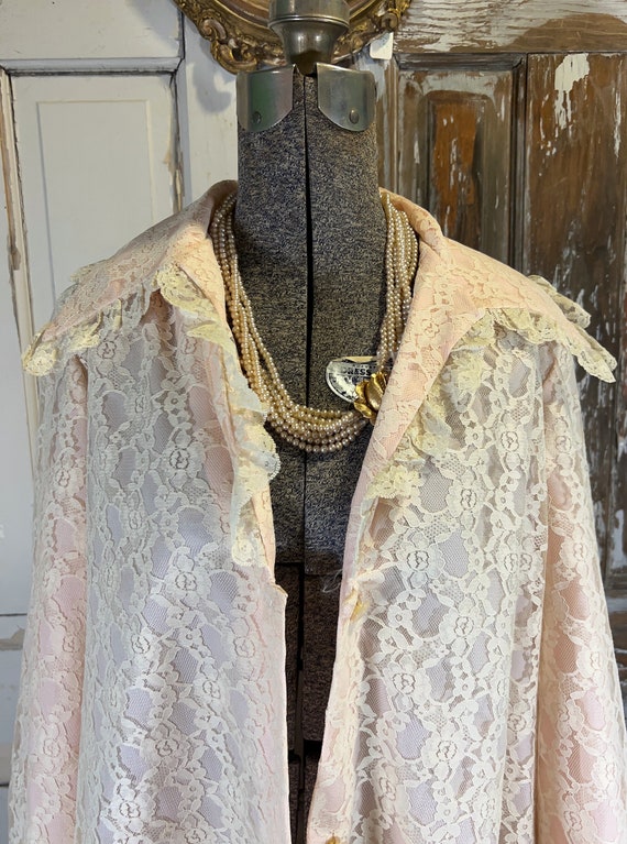 Vintage pink and ecru lace dressing robe, house c… - image 3