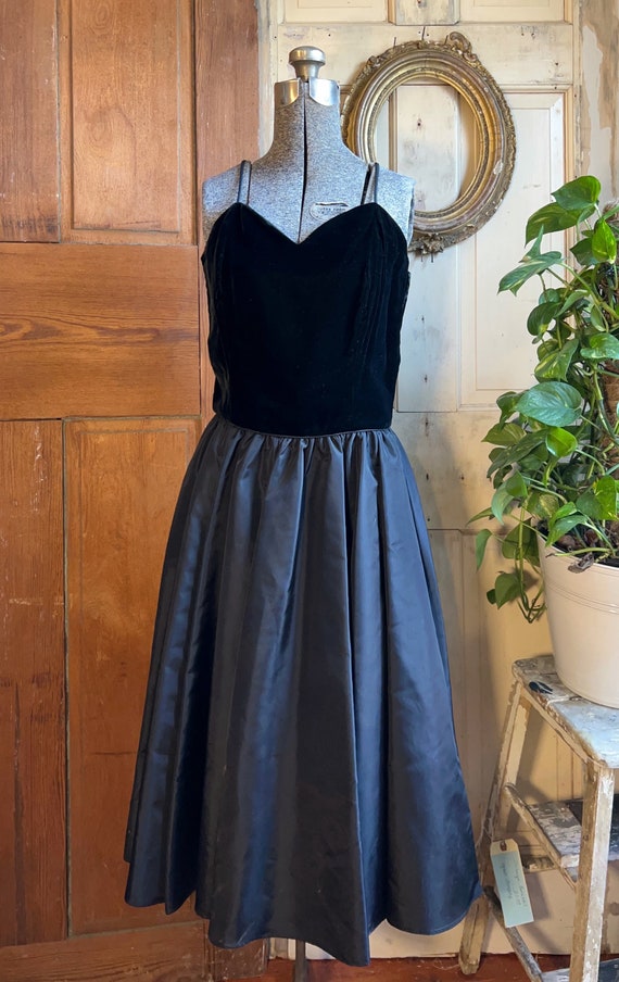 Vintage 1980s black taffeta and velvet cocktail dr