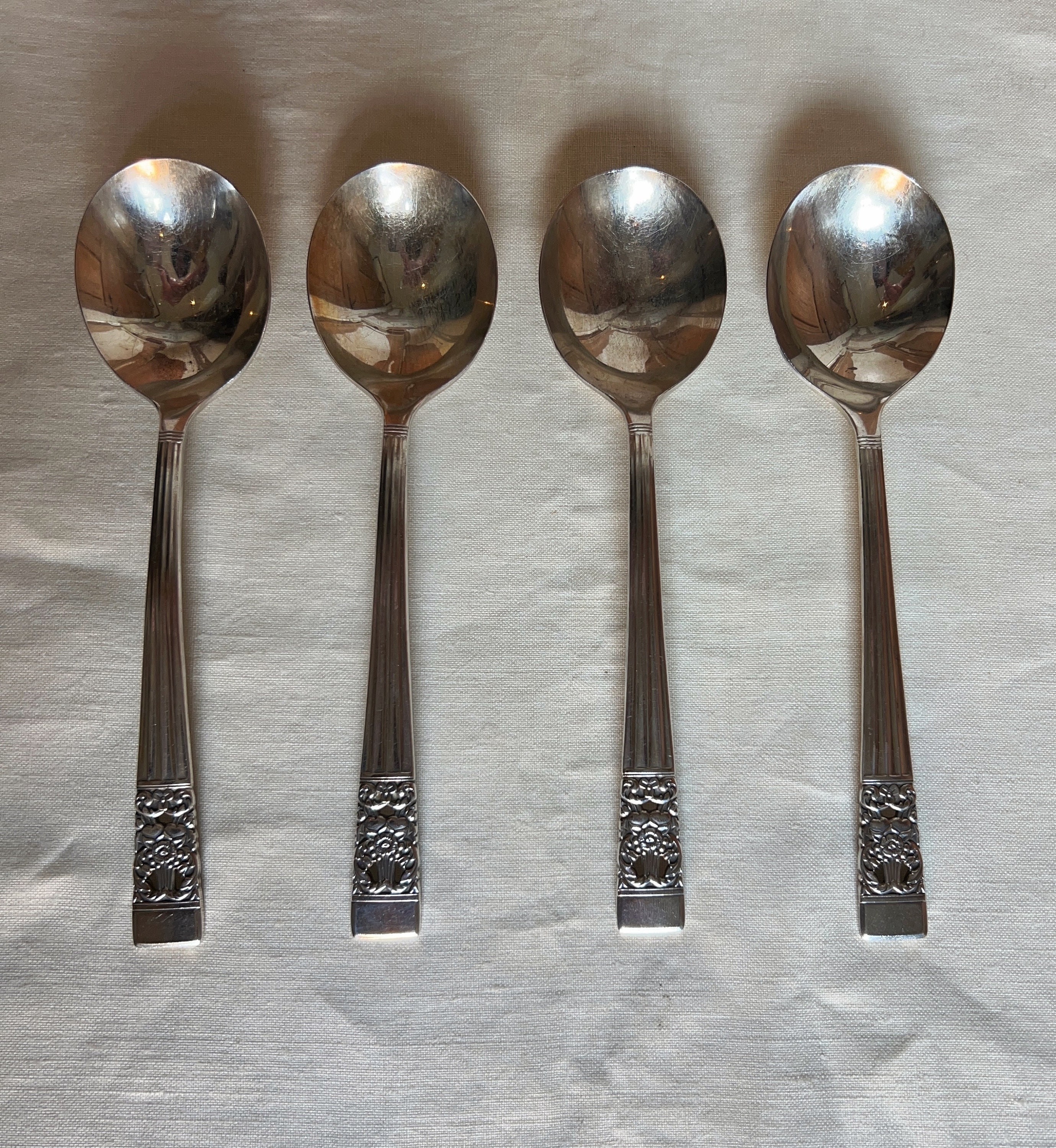 1930年代｜イギリス｜Oneida Community｜スプーン（4本セット） Coronation Oneida Community Gumbo Round Soup Spoons, Set of 4 - Etsy