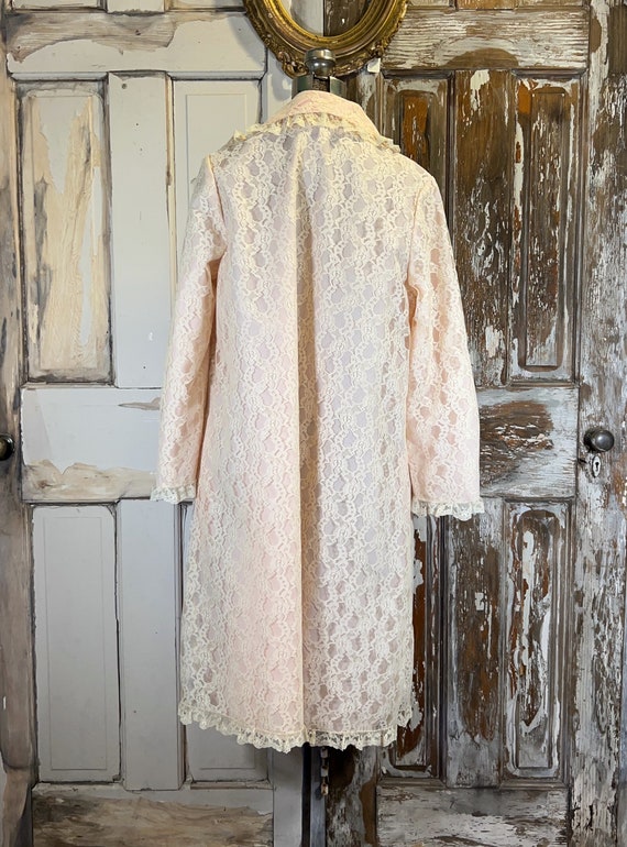 Vintage pink and ecru lace dressing robe, house c… - image 6