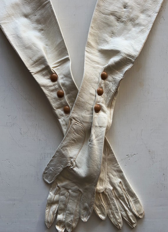 Vintage 1950s cream leather opera gloves with snap