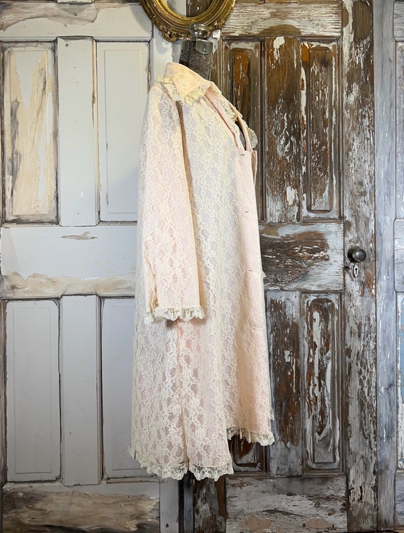 Vintage pink and ecru lace dressing robe, house c… - image 4