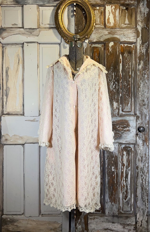 Vintage pink and ecru lace dressing robe, house c… - image 1