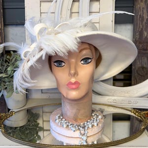 Vintage Large Brim Winter White Feather Hat, Cream Felt  display picture 1