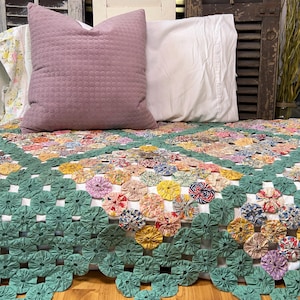 Vintage 1930s YoYo Quilt: Handmade Feed Sack Antique Quilt
