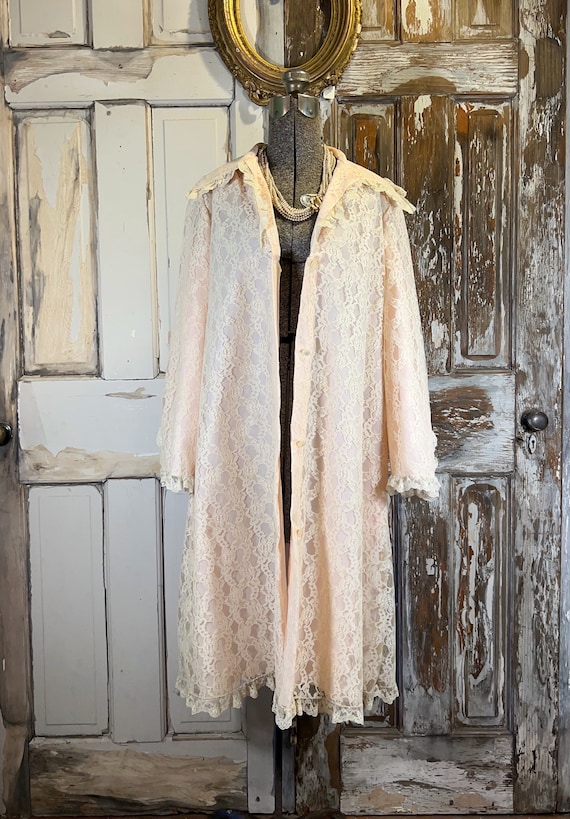 Vintage pink and ecru lace dressing robe, house c… - image 2